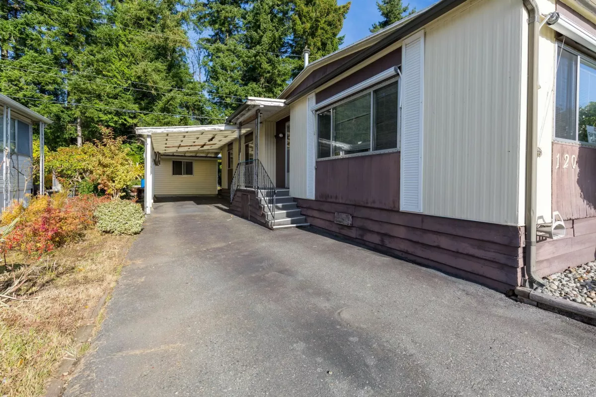 Family Room Photo of 120 3031 200 Street, Langley, BC