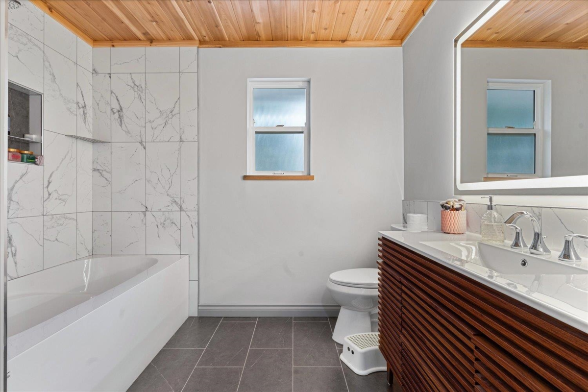 Entry Foyer Photo of 6787 Chilliwack River Road, Chilliwack, BC