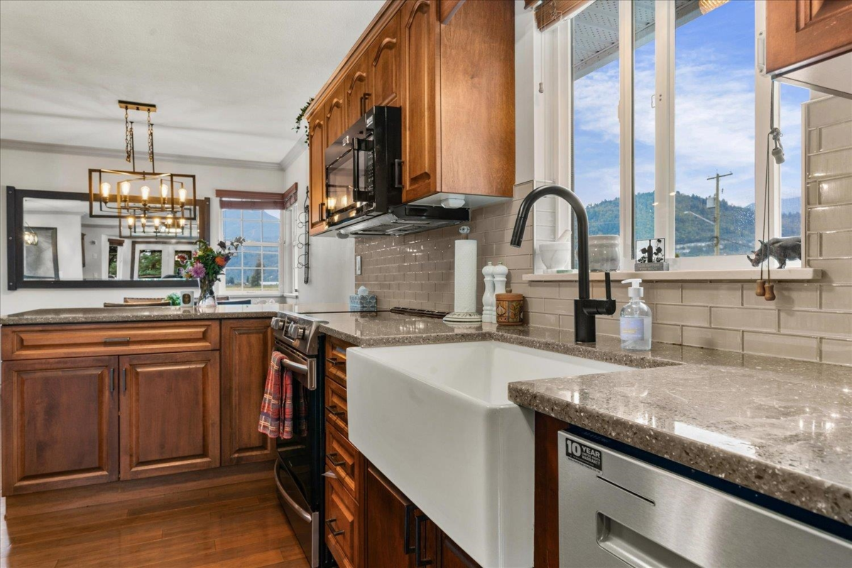 Walk-In Closet Photo of 6787 Chilliwack River Road, Chilliwack, BC