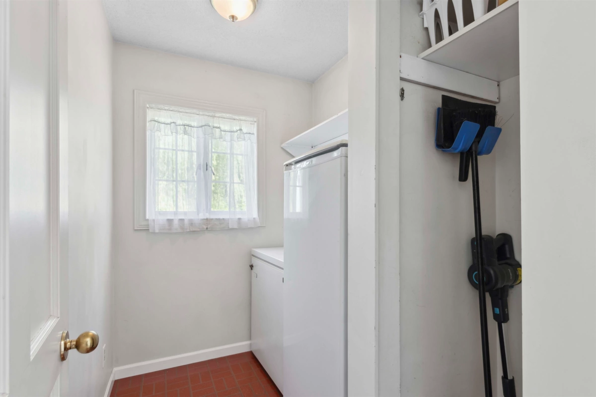 Entry Foyer Photo of 9526 Slater Street, Mission, BC