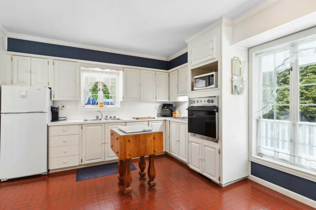 Guest Bathroom Photo of 9526 Slater Street, Mission, BC