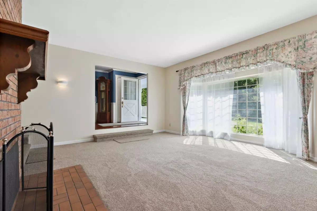 Kitchen Island Photo of 9526 Slater Street, Mission, BC