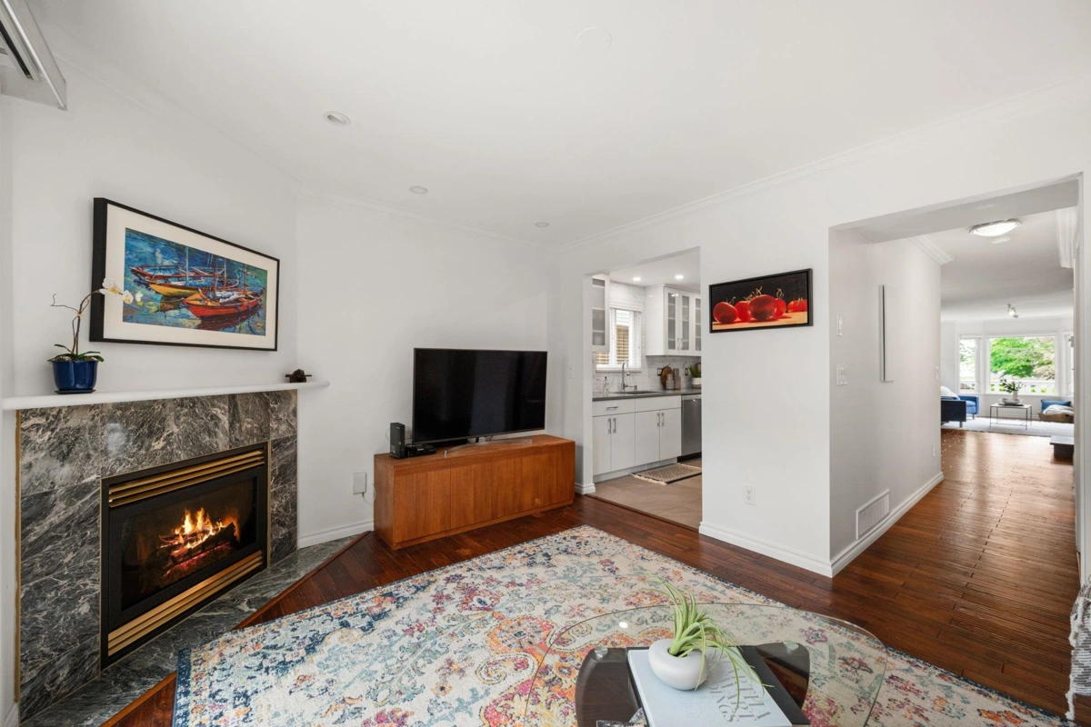 Breakfast Nook Photo of 262 E 10th Street, North Vancouver, BC