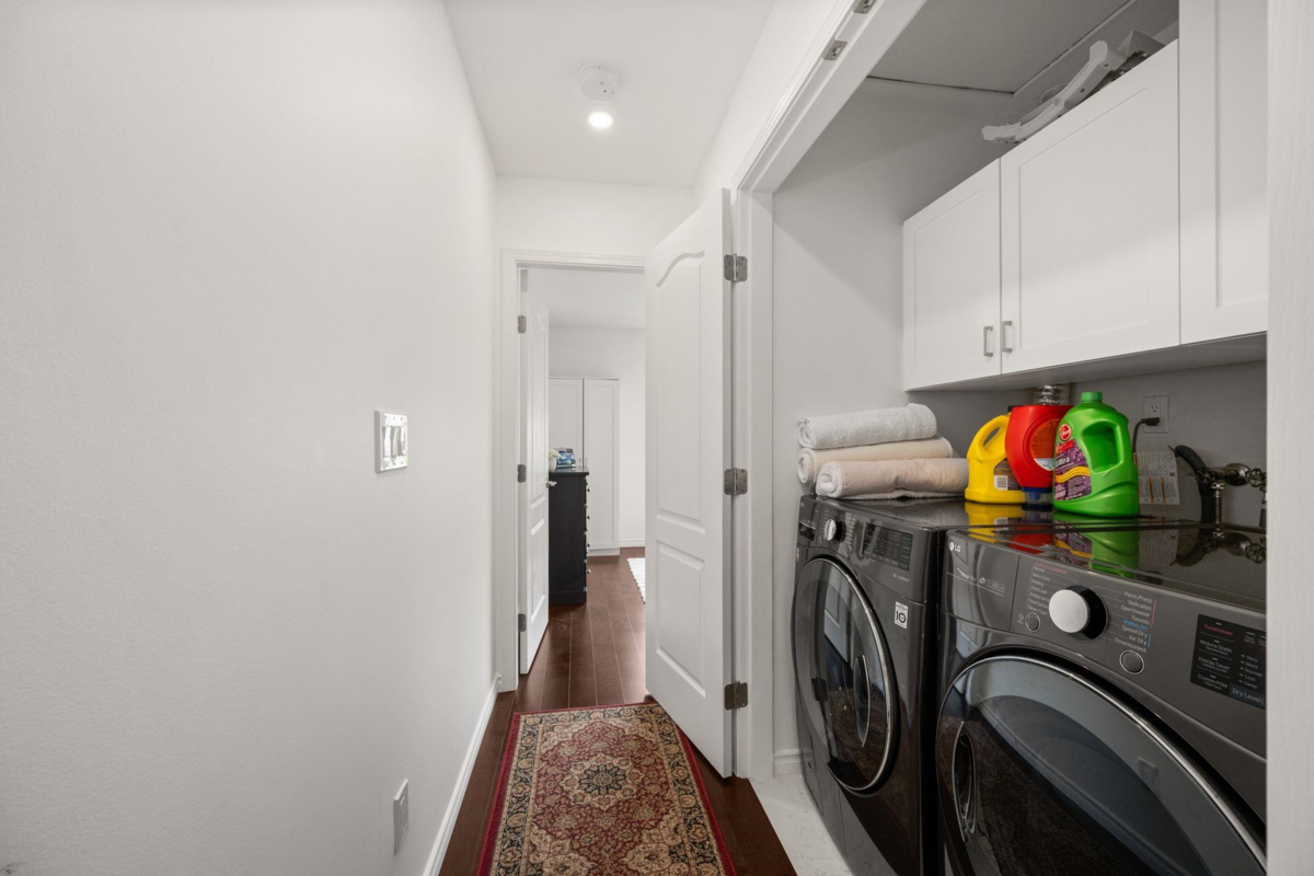 Entry Foyer Photo of 262 E 10th Street, North Vancouver, BC