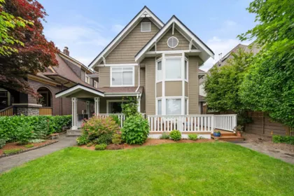 262 E 10th Street, North Vancouver, BC, North Vancouver — Half Duplex for sale