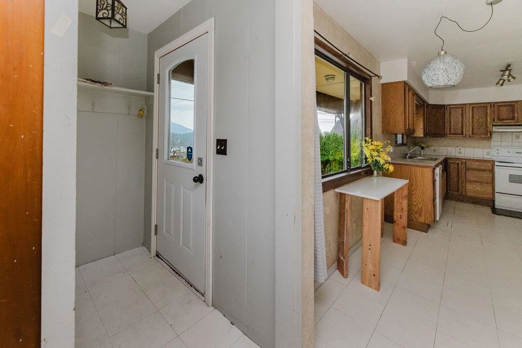 Entry Foyer Photo of 635 Martin Road, Gibsons, BC