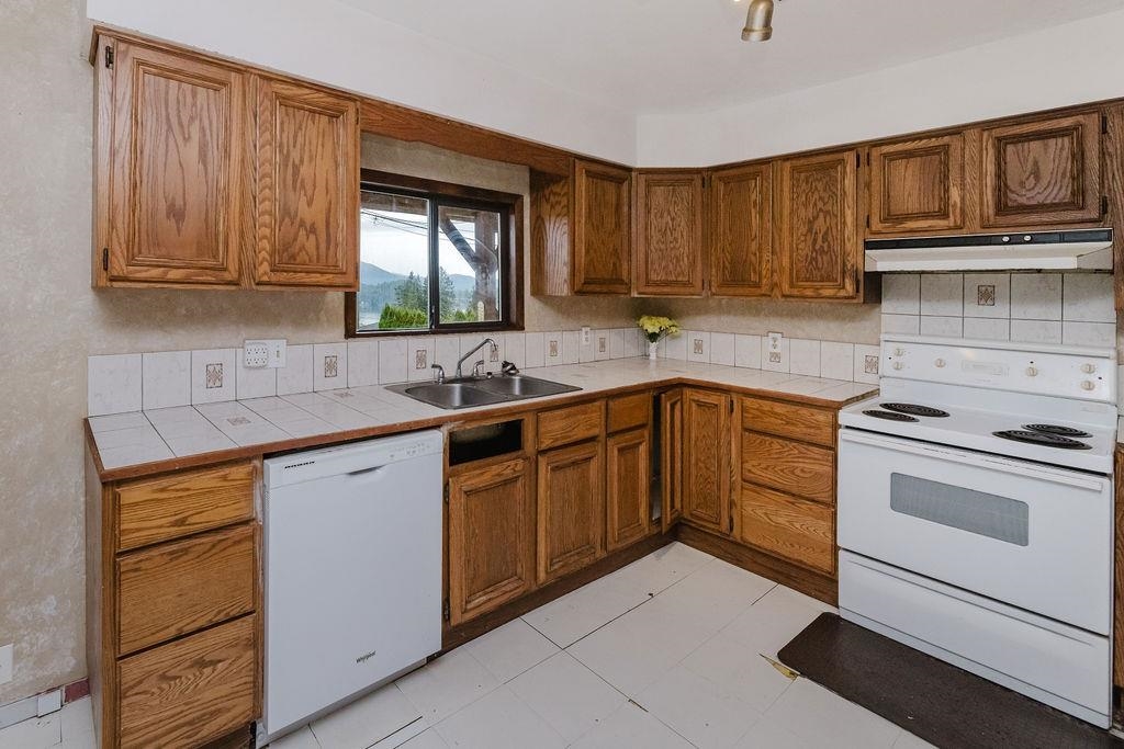 Primary Bathroom Photo of 635 Martin Road, Gibsons, BC