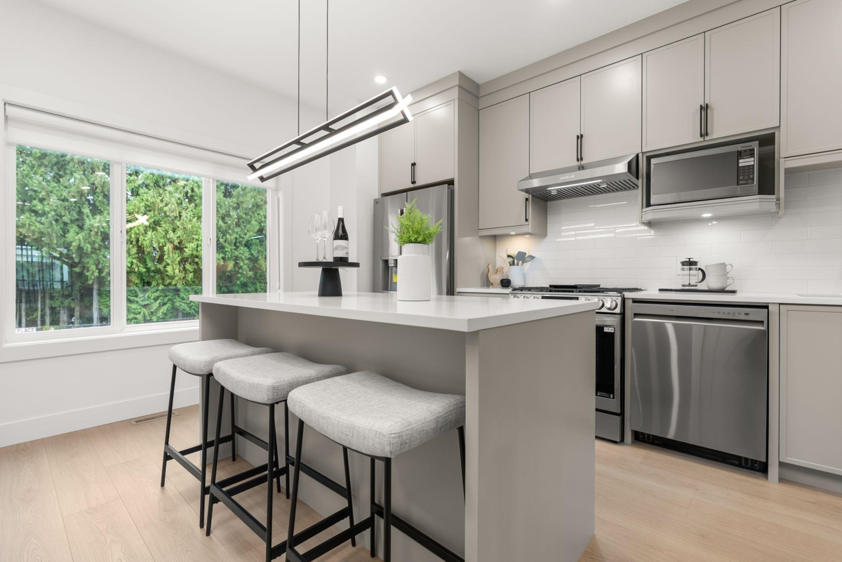 Primary Bathroom Photo of 1 2522 Campbell Avenue, Abbotsford, BC