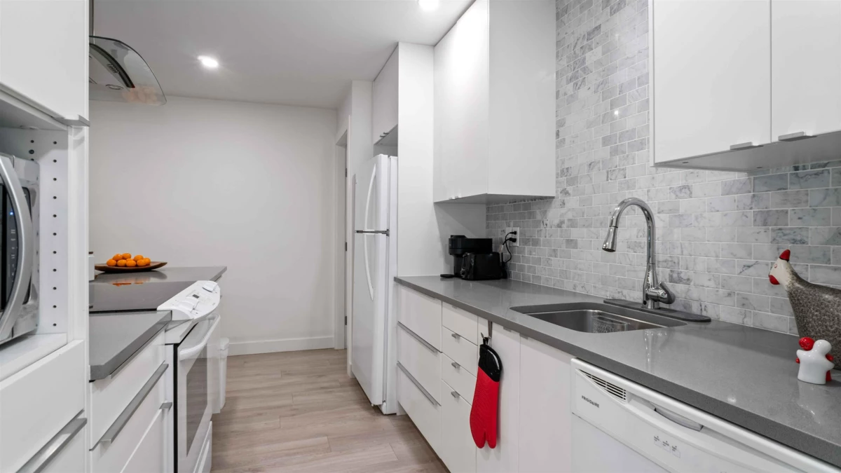 Primary Bathroom Photo of 318 1345 W 15th Avenue, Vancouver, BC