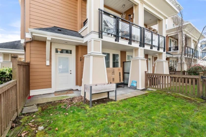 Front Yard Photo of 43 45290 Soowahlie Crescent, Chilliwack, BC