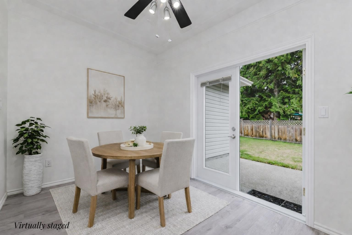 Breakfast Nook Photo of 6307 Homestead Avenue, Sechelt, BC