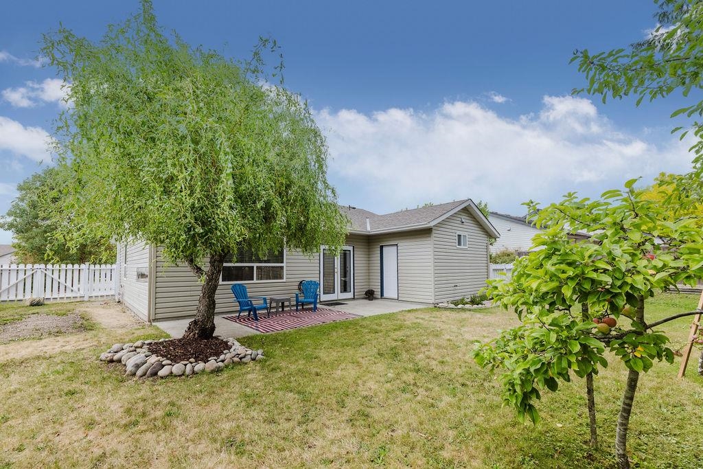 Living Room Photo of 6307 Homestead Avenue, Sechelt, BC