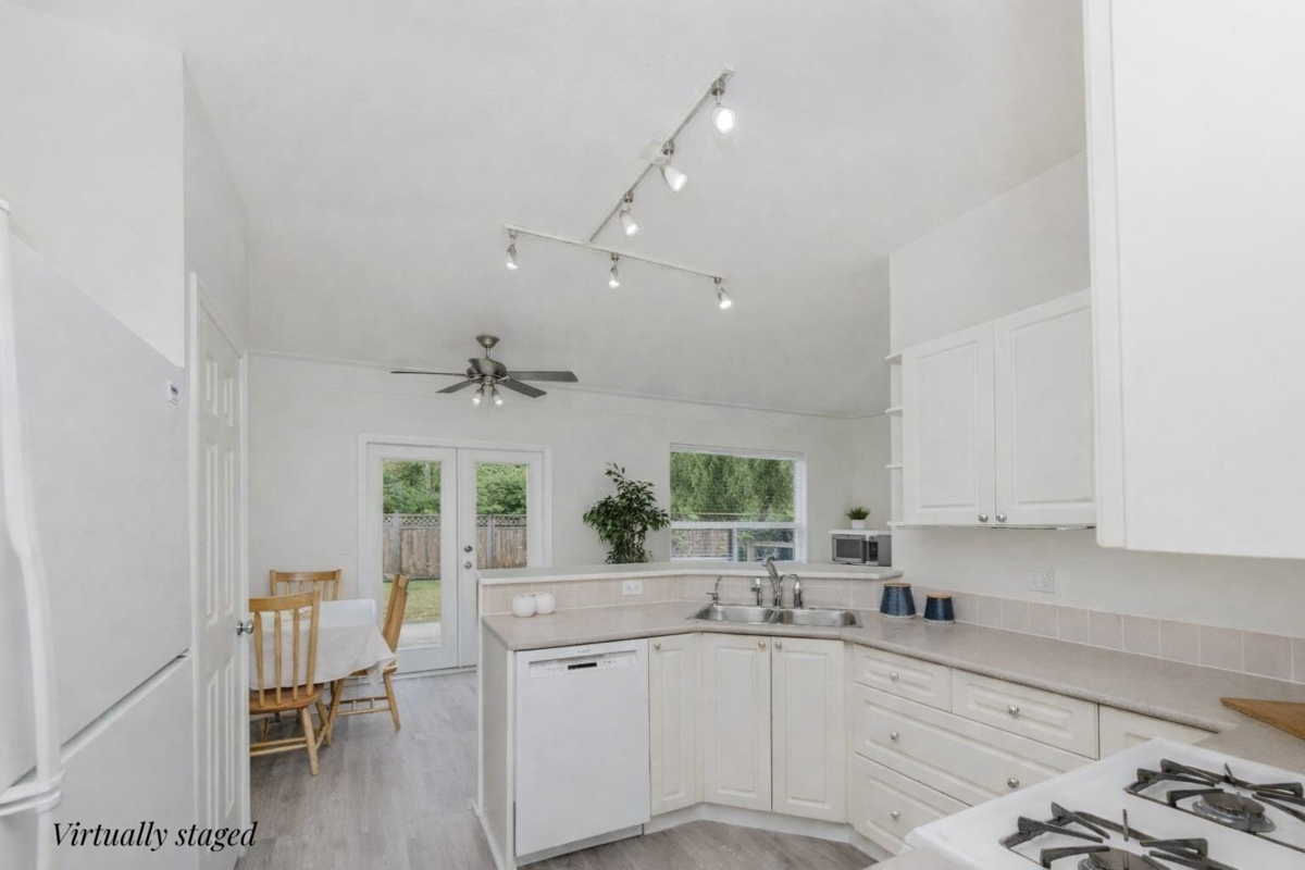 Primary Bathroom Photo of 6307 Homestead Avenue, Sechelt, BC