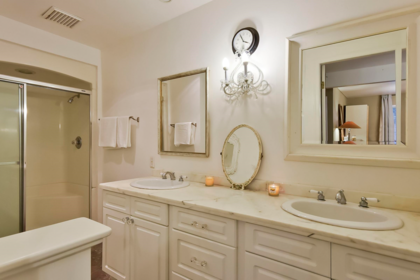 Powder Room Photo of 4943 Cliff Drive, Delta, BC