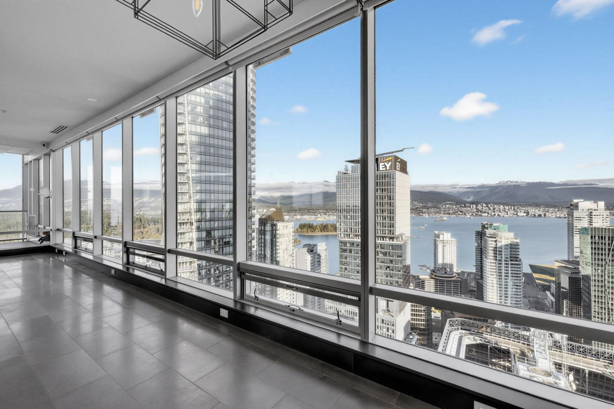 Kitchen Island Photo of 4401 1128 W Georgia Street, Vancouver, BC