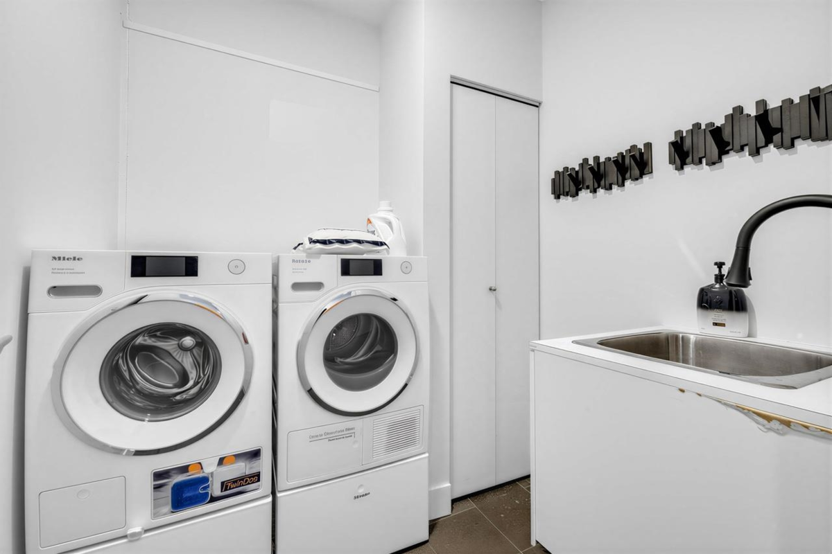 Walk-In Closet Photo of 4401 1128 W Georgia Street, Vancouver, BC