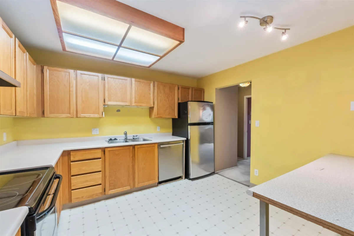 Kitchen Photo of 203 22222 119 Avenue, Maple Ridge, BC