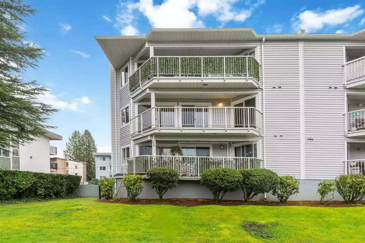 Swimming Pool Photo of 203 22222 119 Avenue, Maple Ridge, BC