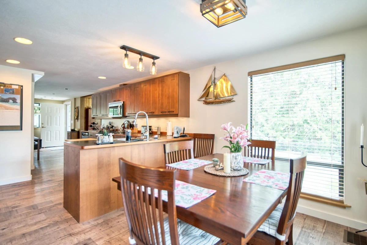 Dining Area Photo of 4546 Sinclair Bay Road, Garden Bay, BC