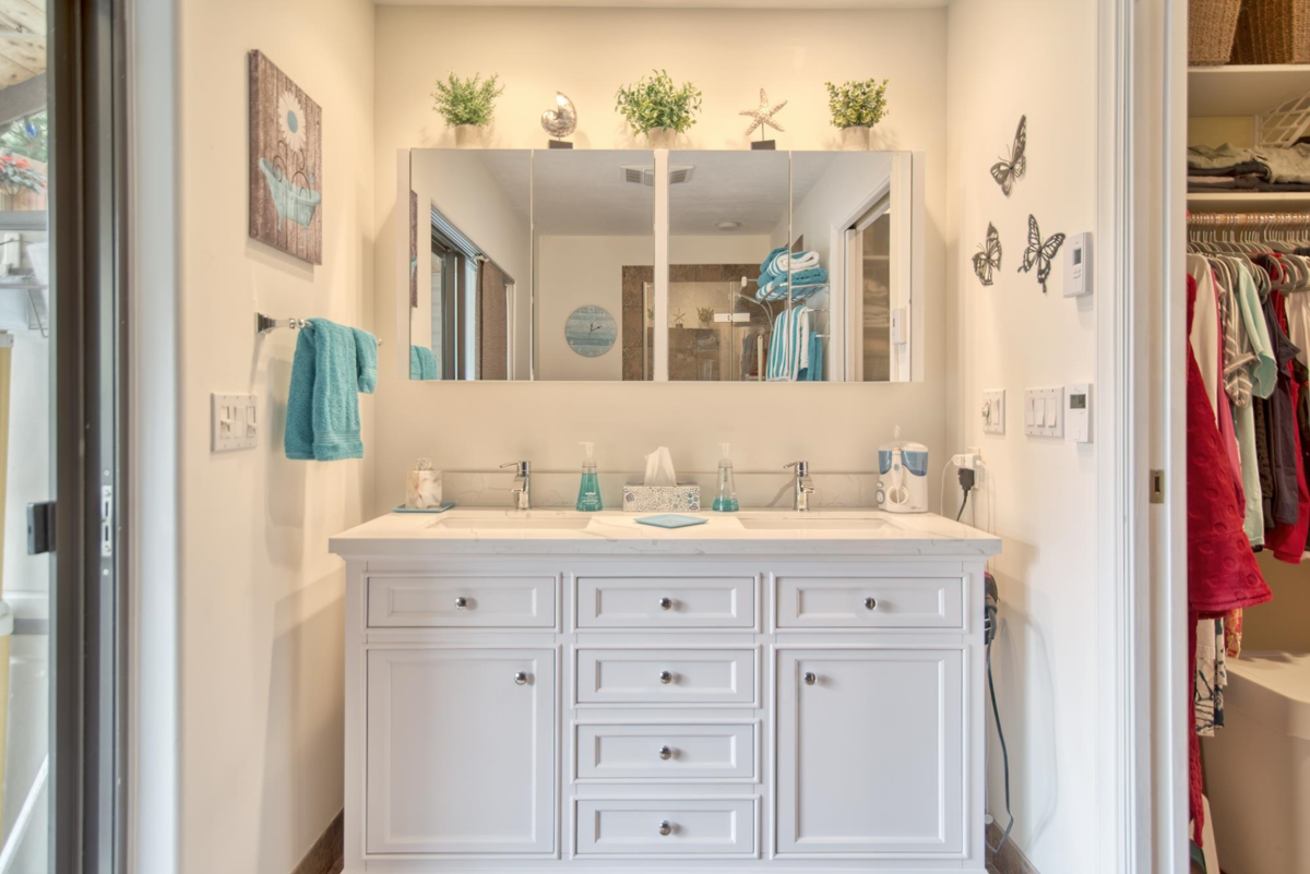 Guest Bathroom Photo of 4546 Sinclair Bay Road, Garden Bay, BC