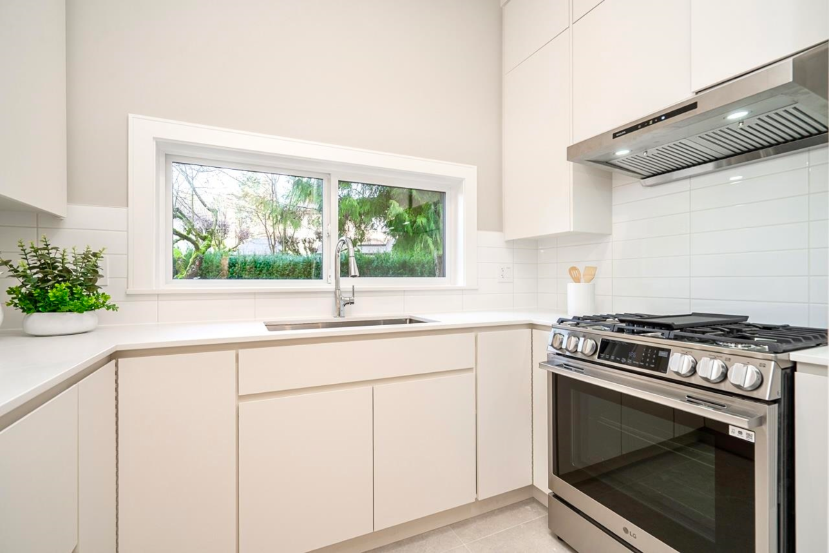 Breakfast Nook Photo of 15043 19a Avenue, Surrey, BC