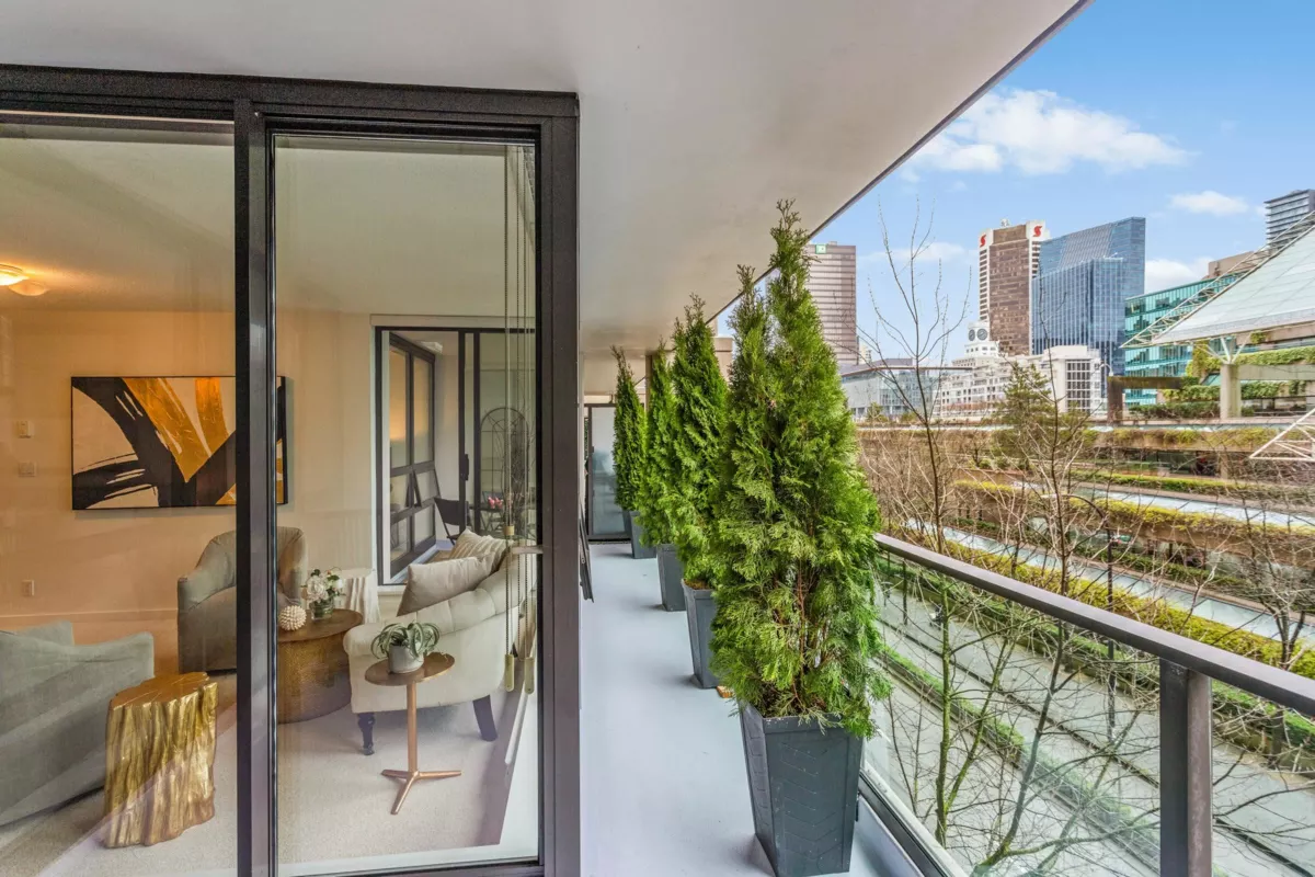 Basement Recreation Room Photo of 303 933 Hornby Street, Vancouver, BC