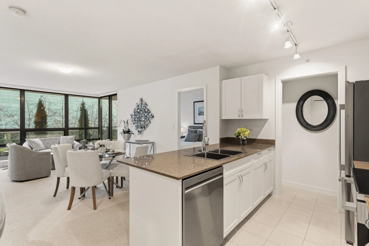 Dining Area Photo of 303 933 Hornby Street, Vancouver, BC