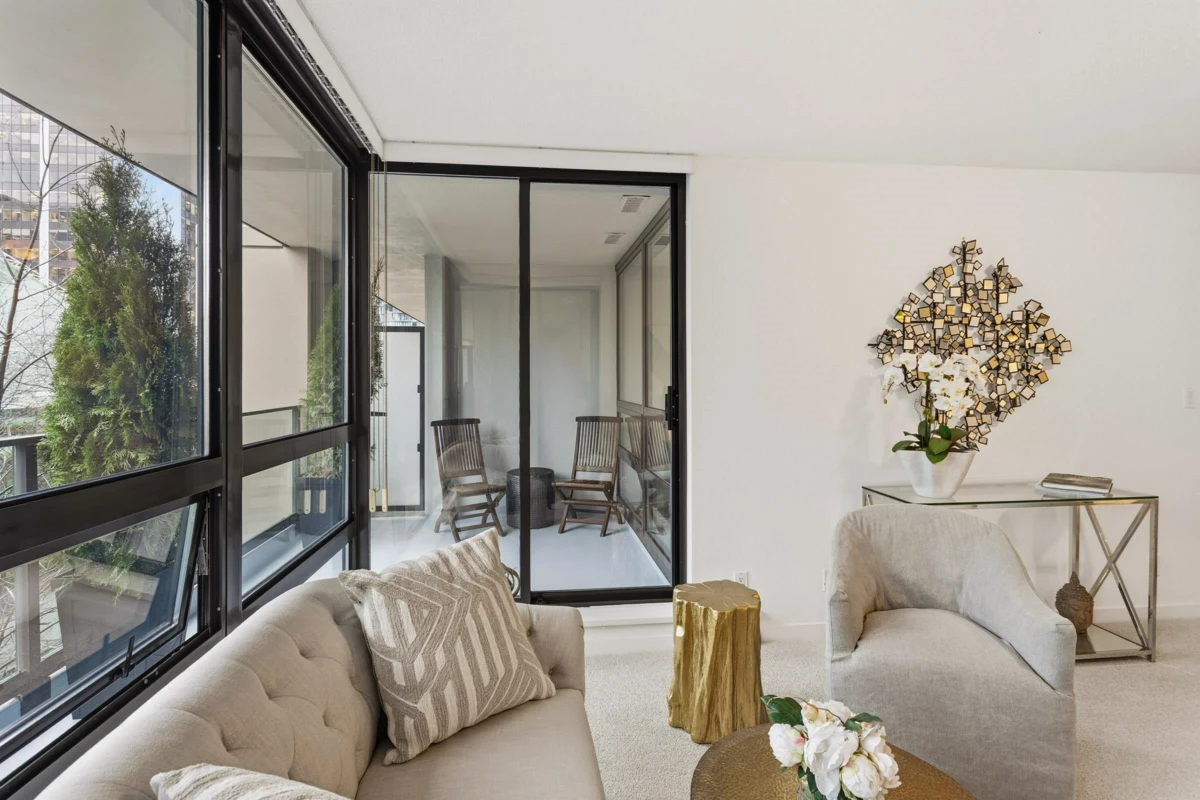 Family Room Photo of 303 933 Hornby Street, Vancouver, BC