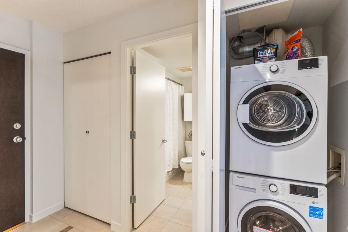 Guest Bathroom Photo of 303 933 Hornby Street, Vancouver, BC