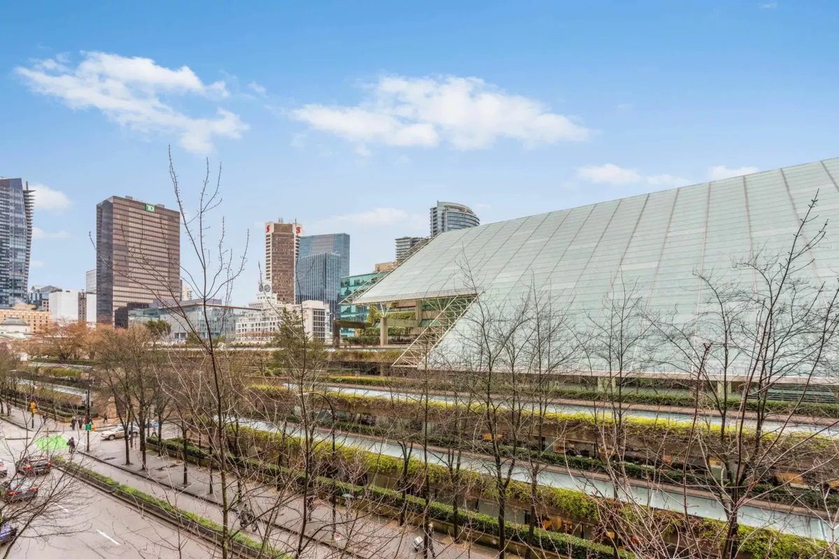 Laundry Room Photo of 303 933 Hornby Street, Vancouver, BC