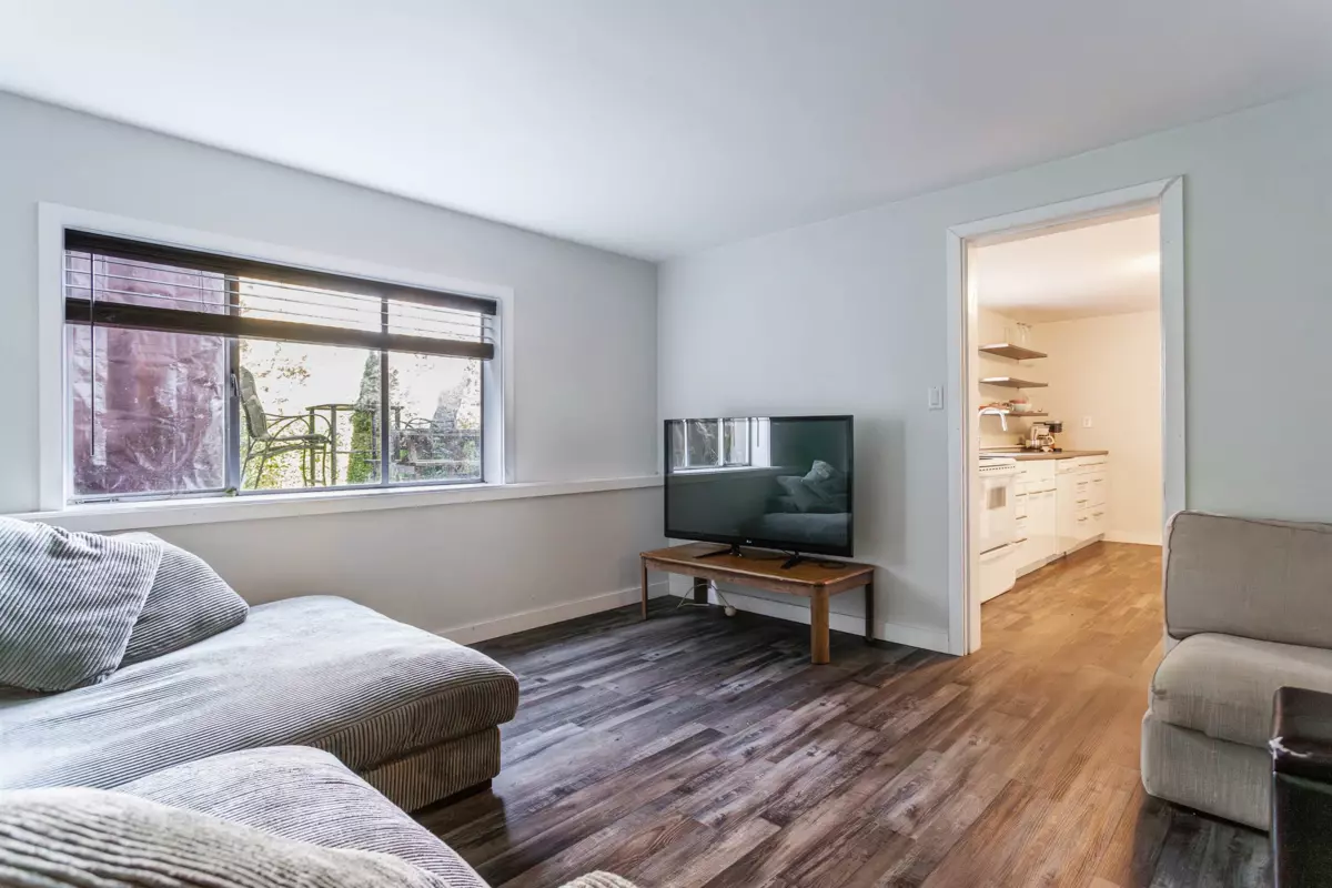 Powder Room Photo of 2210 Hope Street, Port Moody, BC