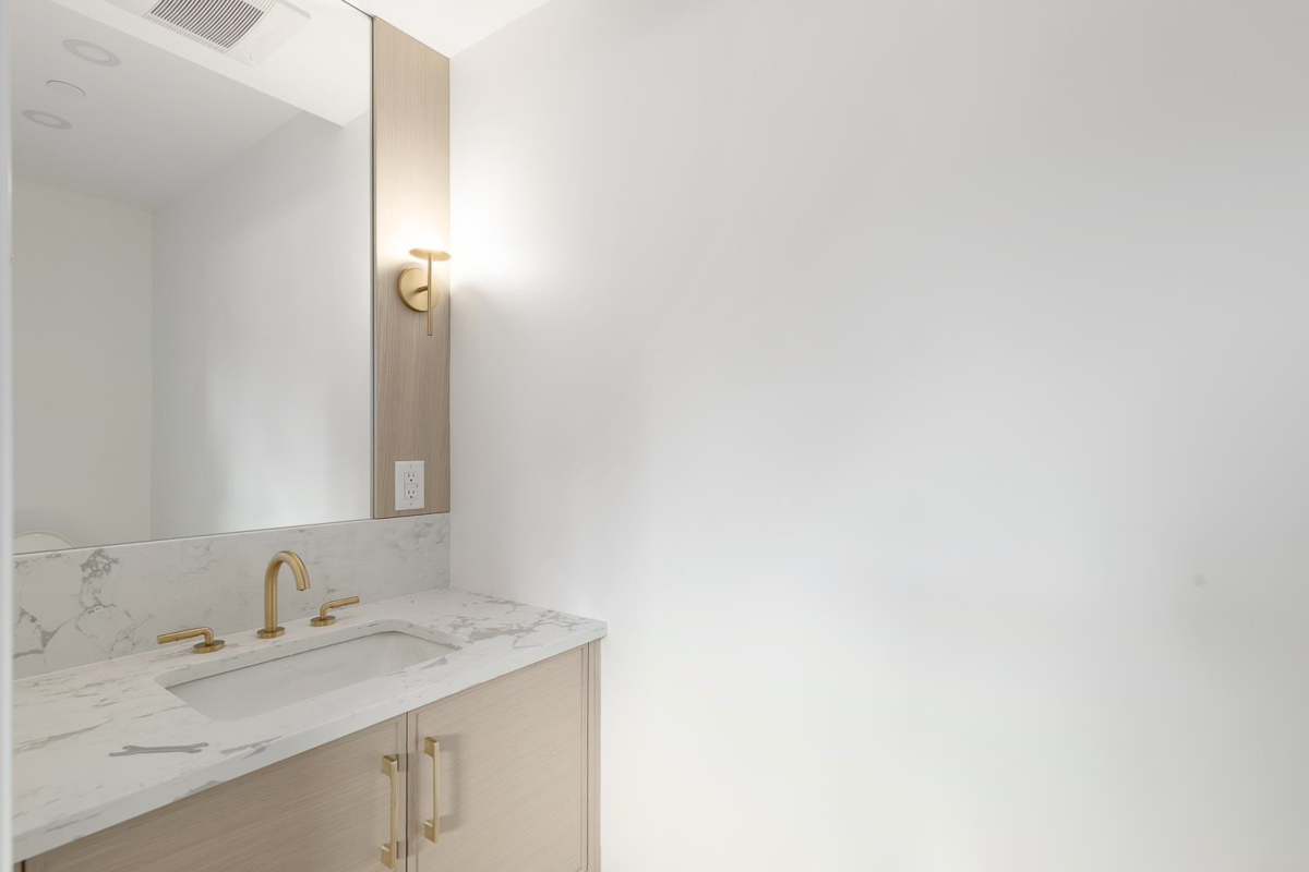 Guest Bathroom Photo of 464 E 17th Avenue, Vancouver, BC