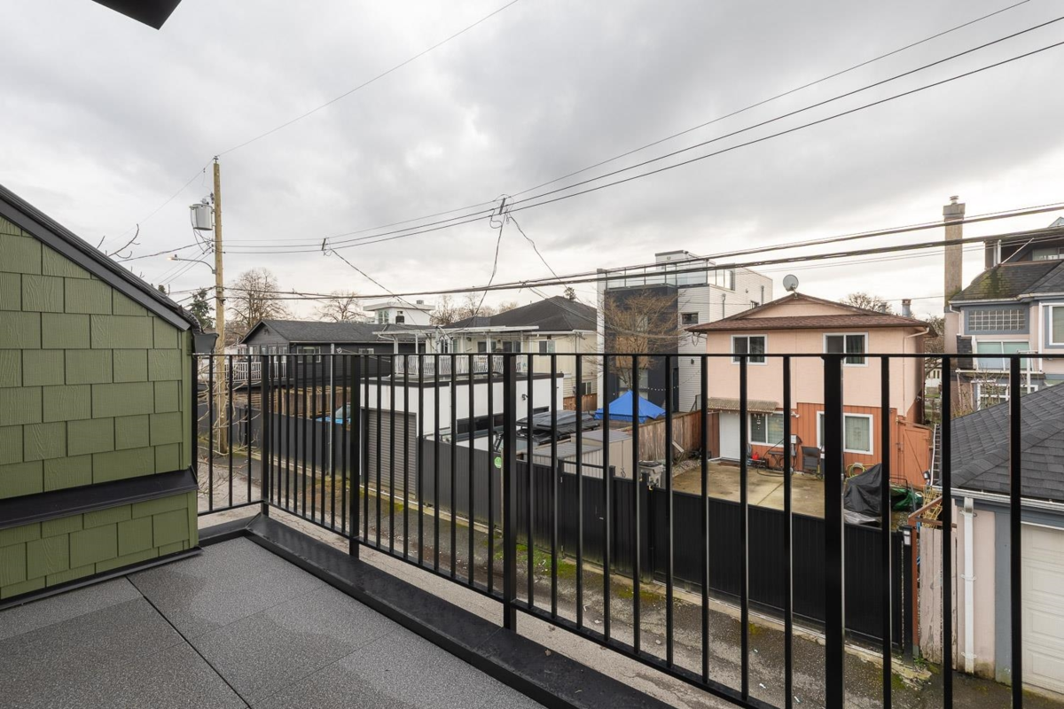 Powder Room Photo of 464 E 17th Avenue, Vancouver, BC