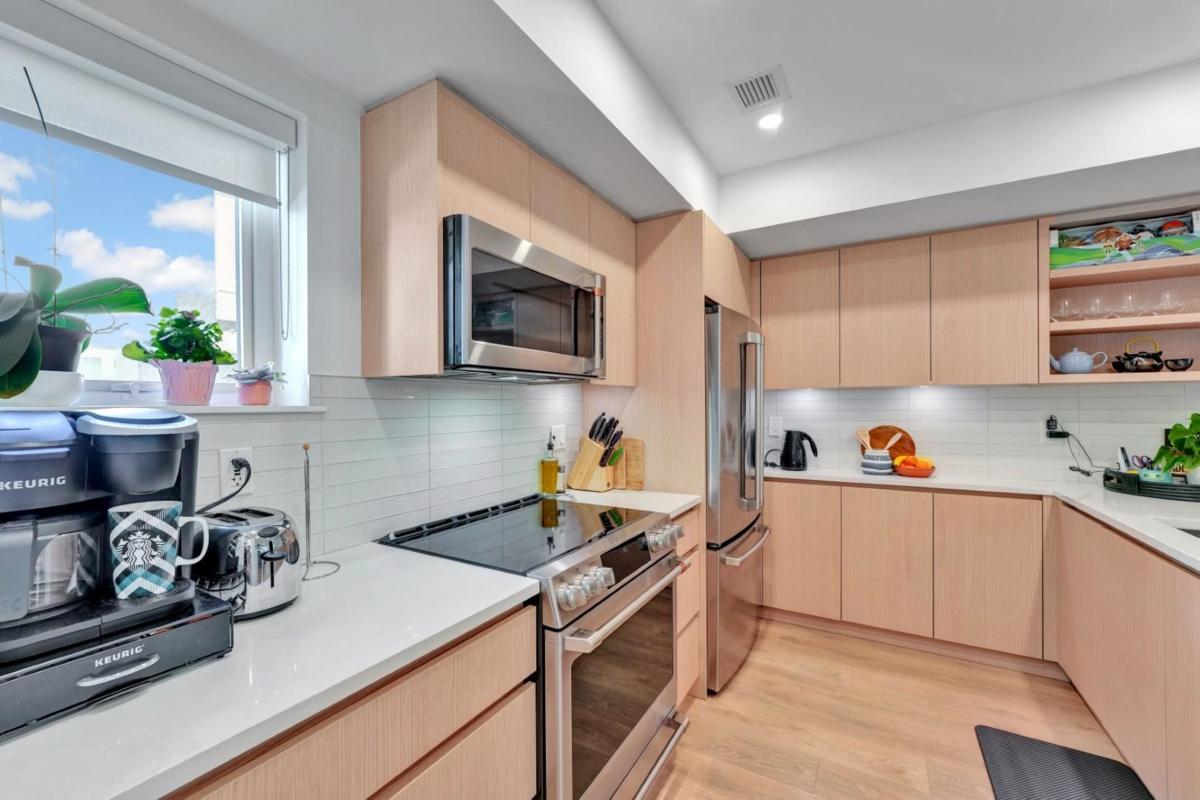 Entry Foyer Photo of 3 752 E 3rd Street, North Vancouver, BC