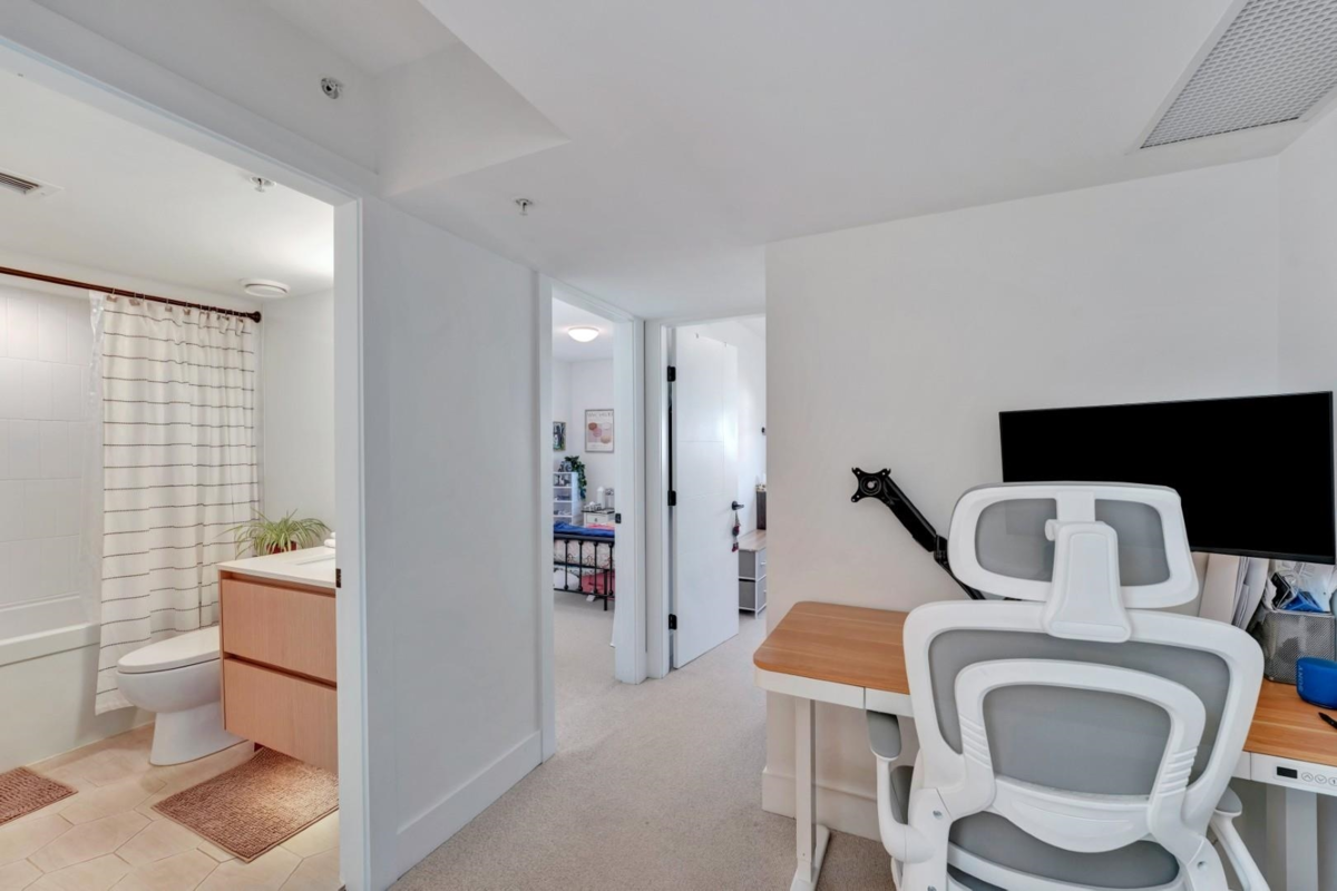 Front Yard Photo of 3 752 E 3rd Street, North Vancouver, BC