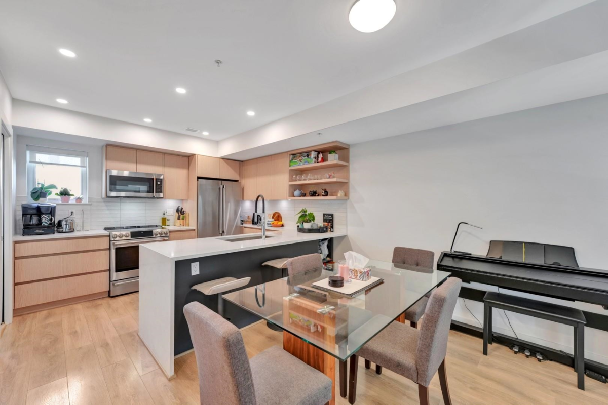 Guest Bathroom Photo of 3 752 E 3rd Street, North Vancouver, BC