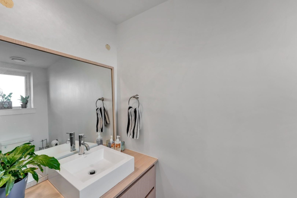 Hallway Photo of 3 752 E 3rd Street, North Vancouver, BC