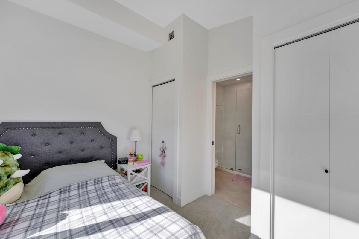 Kitchen Island Photo of 3 752 E 3rd Street, North Vancouver, BC