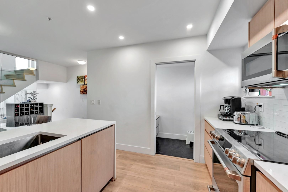 Mudroom Photo of 3 752 E 3rd Street, North Vancouver, BC