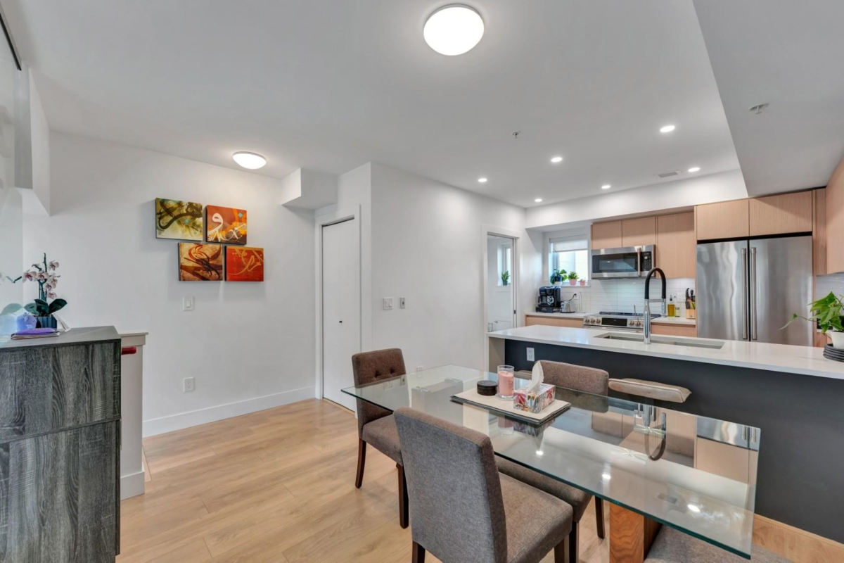 Powder Room Photo of 3 752 E 3rd Street, North Vancouver, BC