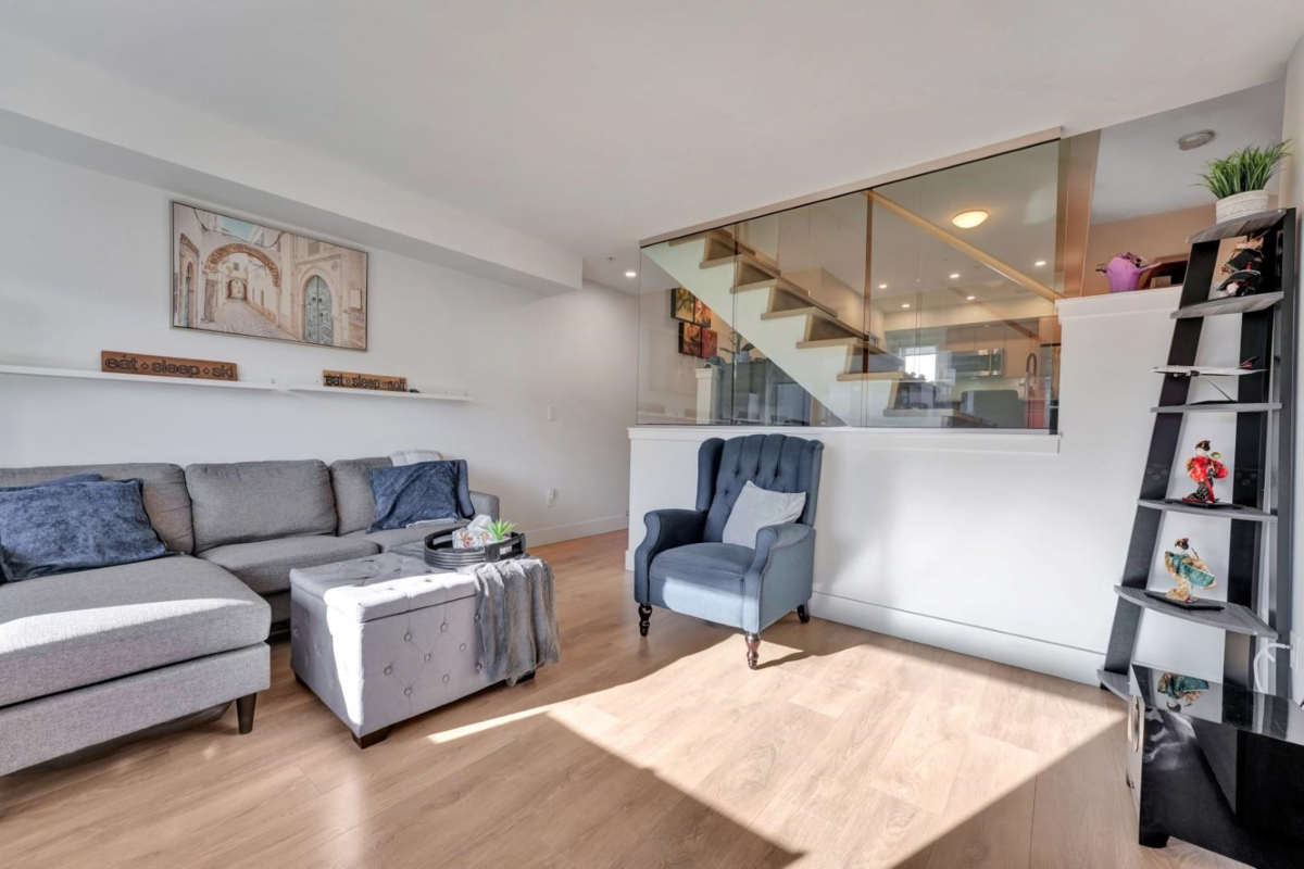 Primary Bathroom Photo of 3 752 E 3rd Street, North Vancouver, BC