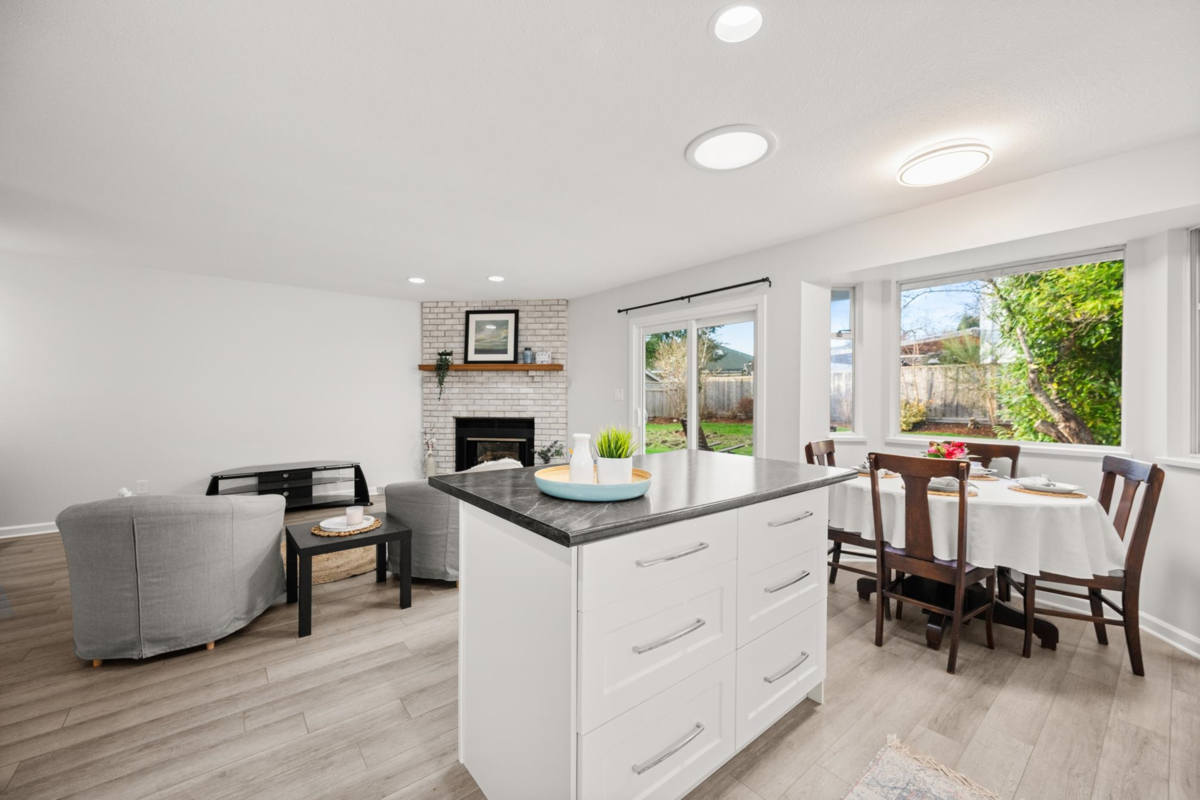 Breakfast Nook Photo of 14129 16a Avenue, Surrey, BC