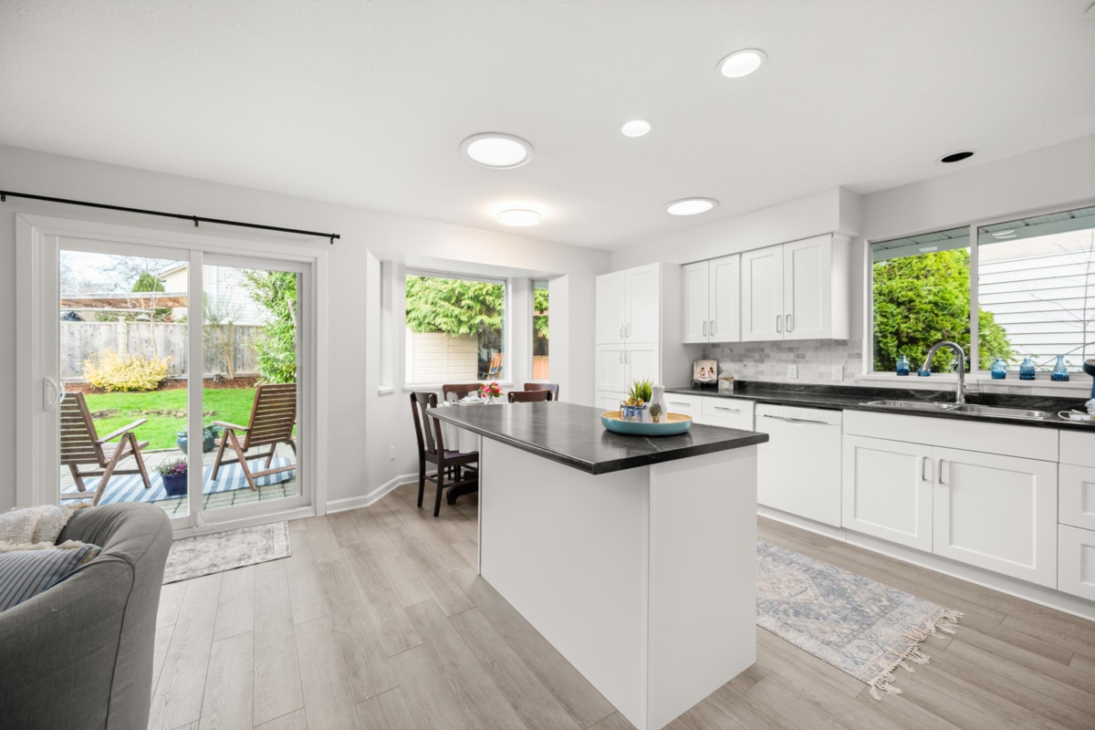 Kitchen Island Photo of 14129 16a Avenue, Surrey, BC