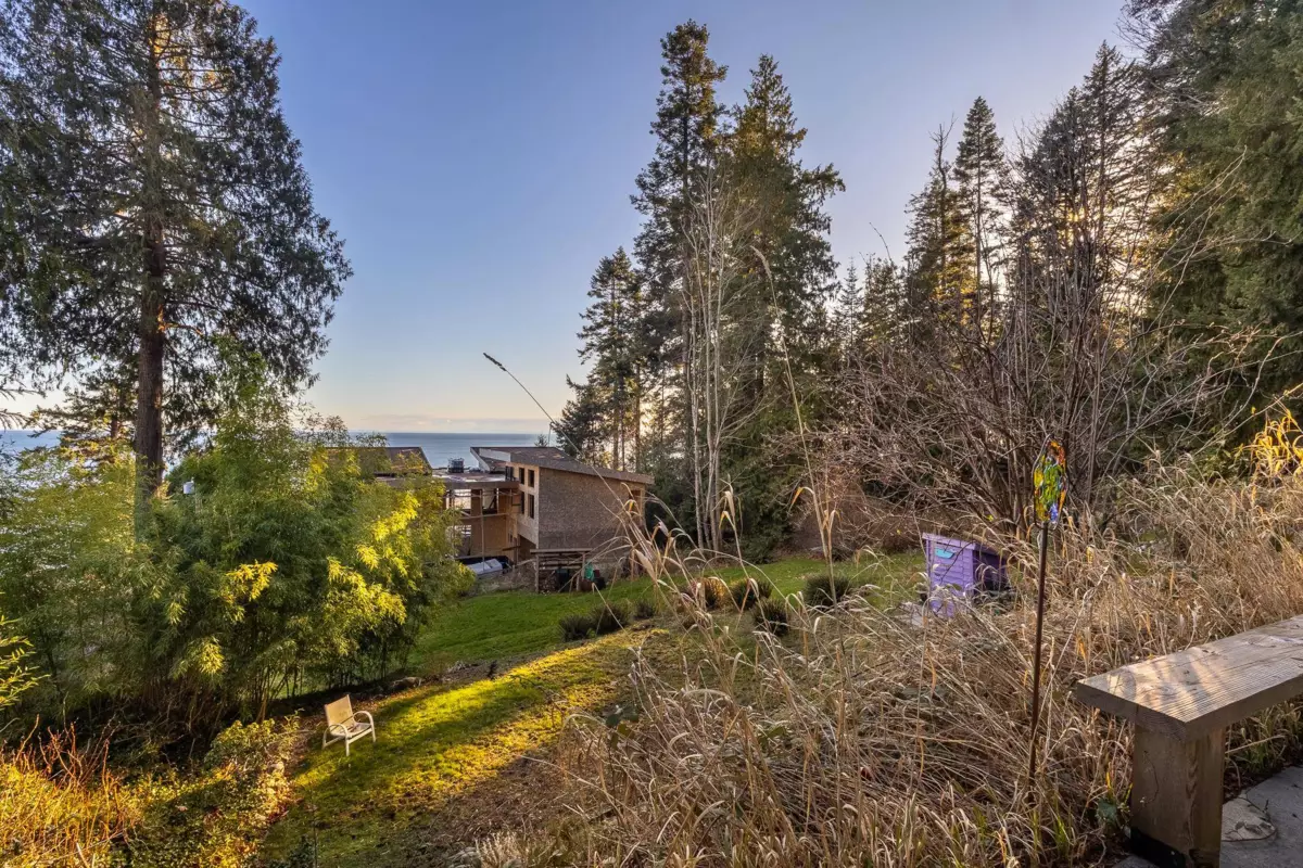 Entry Foyer Photo of 1051 Gower Point Road, Gibsons, BC