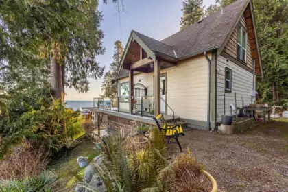 1051 Gower Point Road, Gibsons, BC, Gibsons & Area — 1 bed single family residence for sale