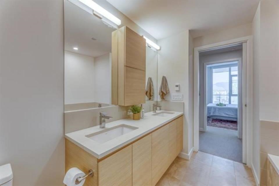 Kitchen Island Photo of 5111 2108 Gilmore Avenue, Burnaby, BC