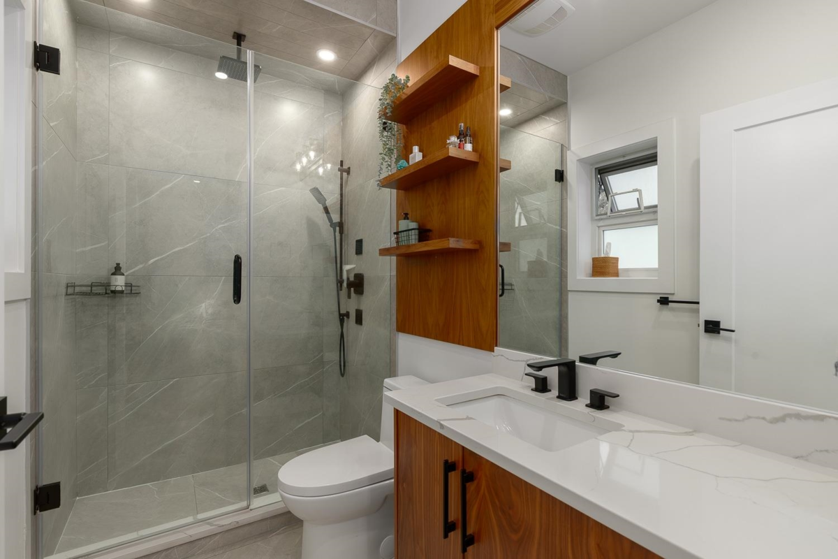 Powder Room Photo of 959 E 13th Avenue, Vancouver, BC