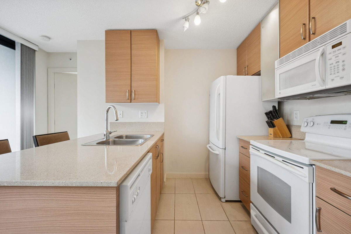 Dining Area Photo of 502 977 Mainland Street, Vancouver, BC