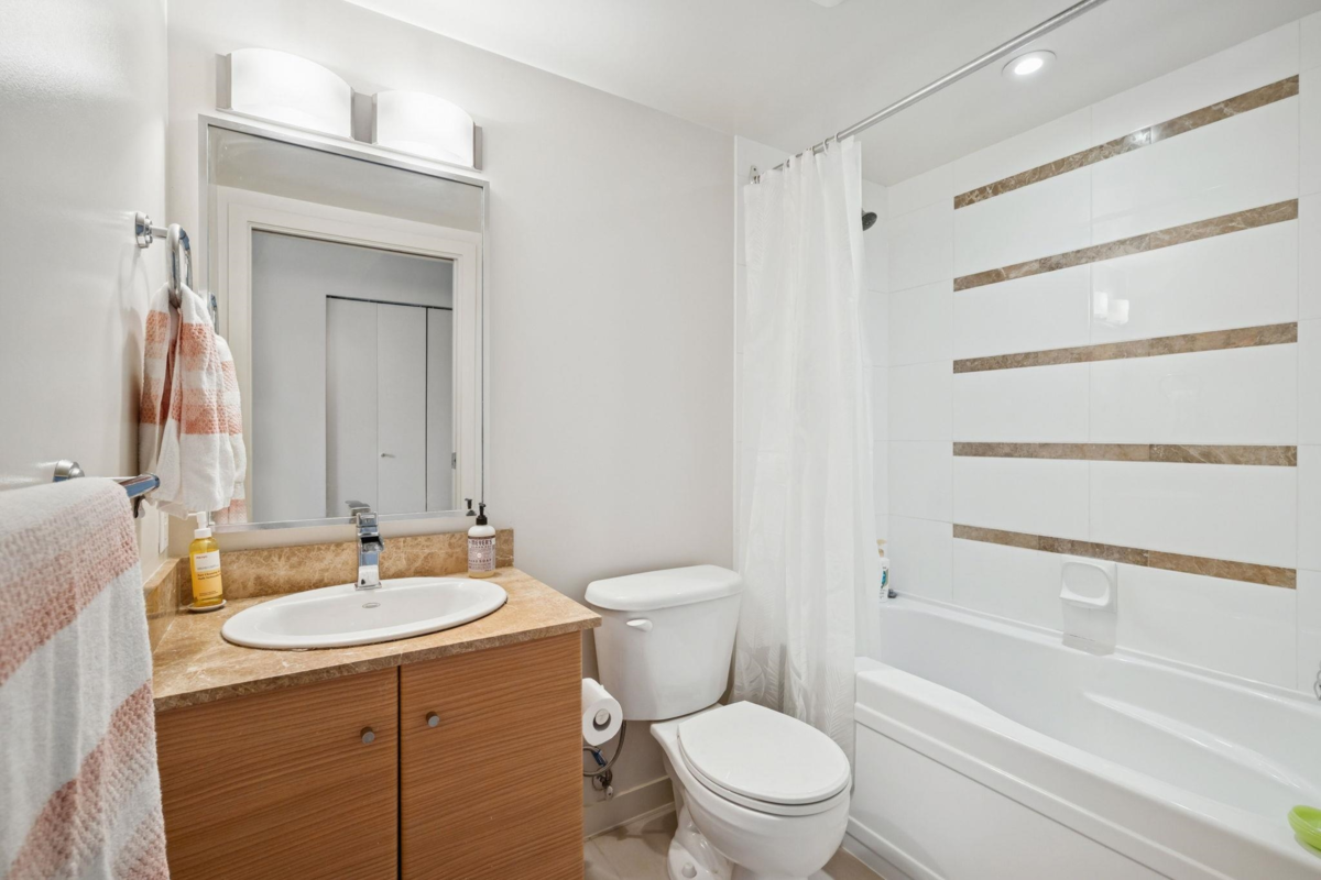 Kitchen Island Photo of 502 977 Mainland Street, Vancouver, BC