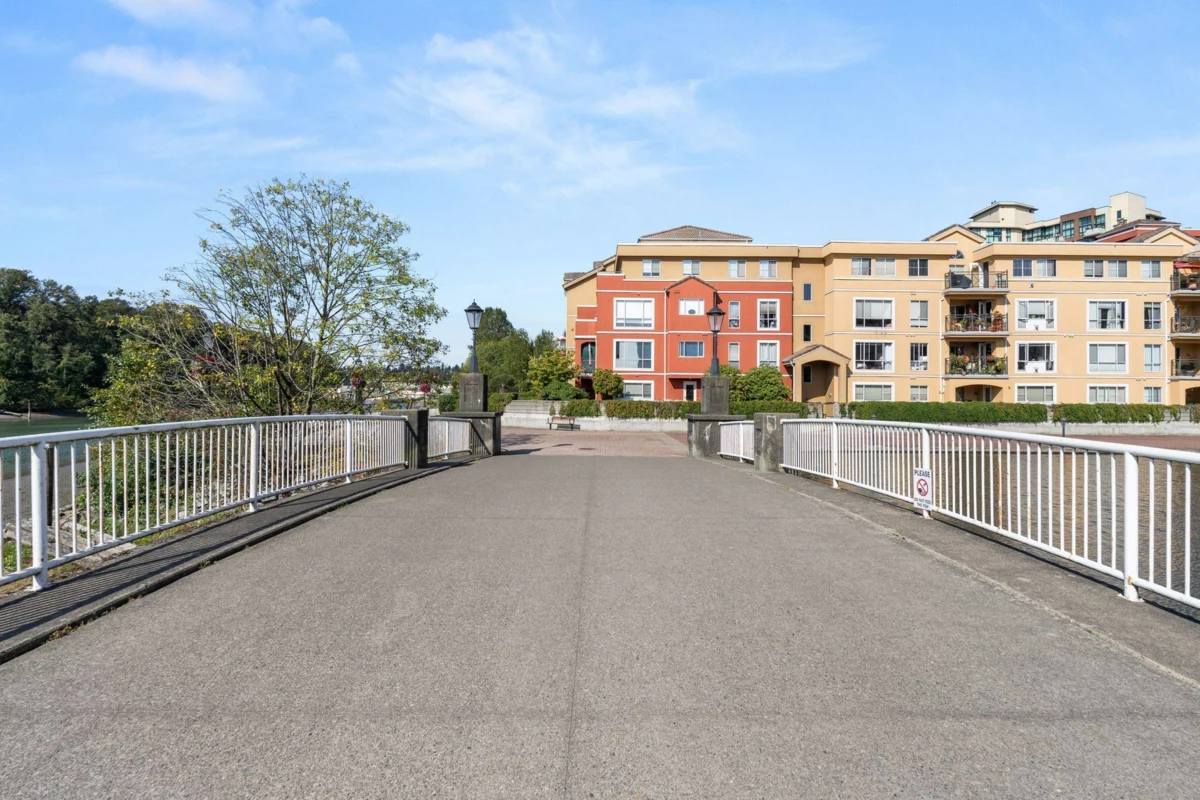 Backyard Photo of 808 1 Renaissance Square, New Westminster, BC